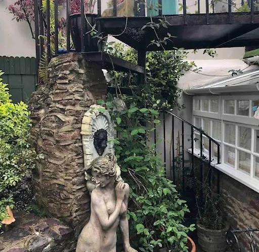 Beautiful 2 Bedroom Garden Flat In Great Location * Bristol