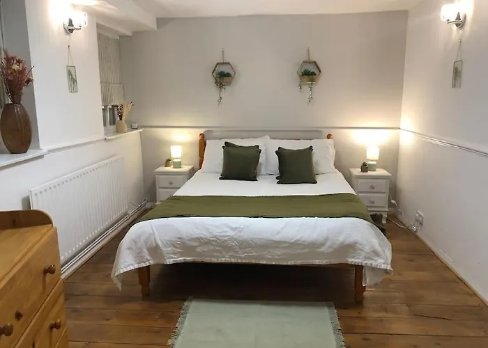 Beautiful 2 Bedroom Garden Flat In Great Location Apartment *