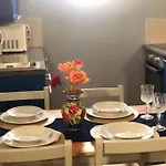 Beautiful 2 Bedroom Garden Flat In Great Location شقة