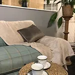 Beautiful 2 Bedroom Garden Flat In Great Location شقة *