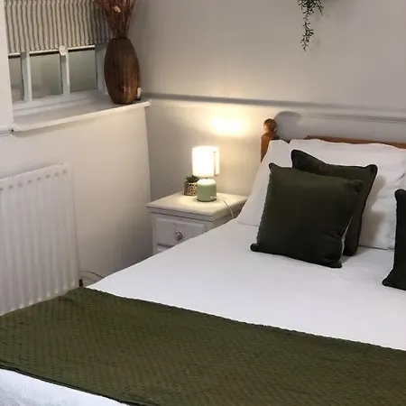 Beautiful 2 Bedroom Garden Flat In Great Location