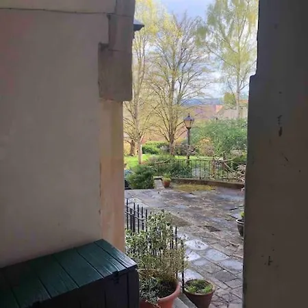 Beautiful 2 Bedroom Garden Flat In Great Location