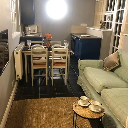 Apartment Beautiful 2 Bedroom Garden Flat In Great Location *