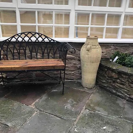 Beautiful 2 Bedroom Garden Flat In Great Location *