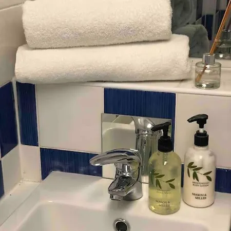 Beautiful 2 Bedroom Garden Flat In Great Location * 布里斯托