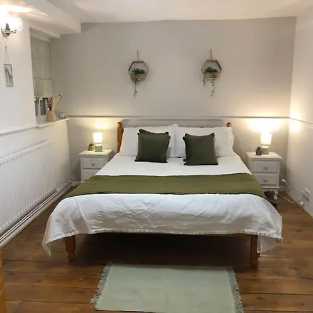 Beautiful 2 Bedroom Garden Flat In Great Location 公寓 *