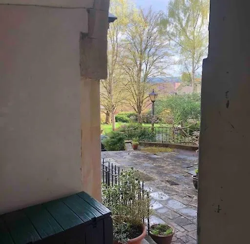 Beautiful 2 Bedroom Garden Flat In Great Location