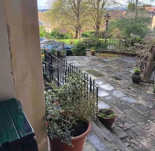 Apartment Beautiful 2 Bedroom Garden Flat In Great Location *