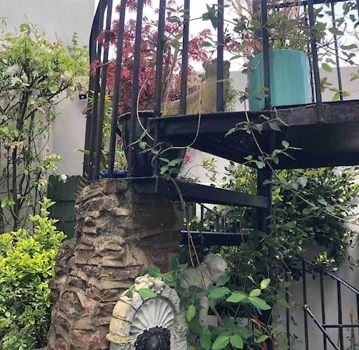 Beautiful 2 Bedroom Garden Flat In Great Location *