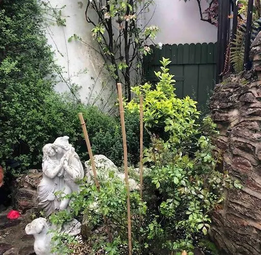 Beautiful 2 Bedroom Garden Flat In Great Location Apartment *