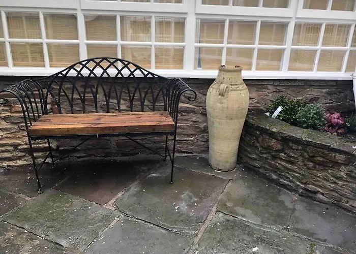 Beautiful 2 Bedroom Garden Flat In Great Location *