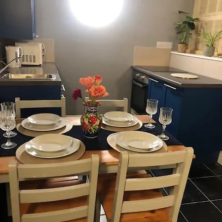 Beautiful 2 Bedroom Garden Flat In Great Location Apartman