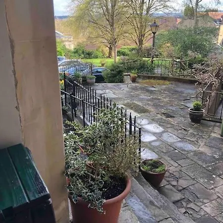 Апартаменти Beautiful 2 Bedroom Garden Flat In Great Location *