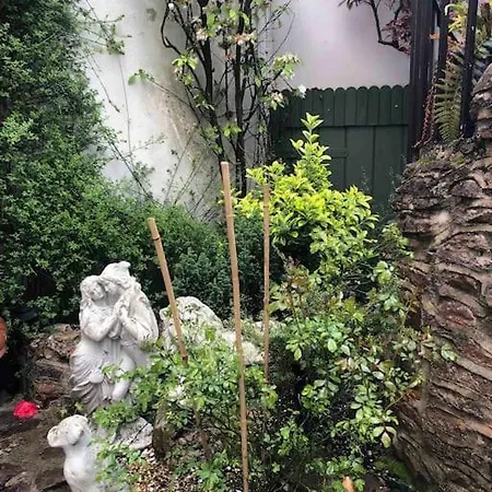 Beautiful 2 Bedroom Garden Flat In Great Location Apartman *